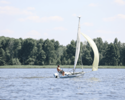 yacht-on-the-lake-against-the-background-of-the-fo-2023-11-27-05-18-21-utc